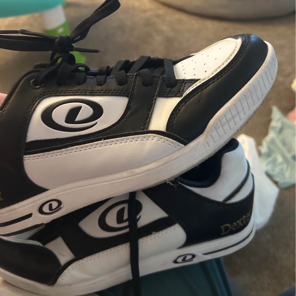 Men’s dexter Dexter Black and White bowling shoes. Size 9.5 only worn 3 times